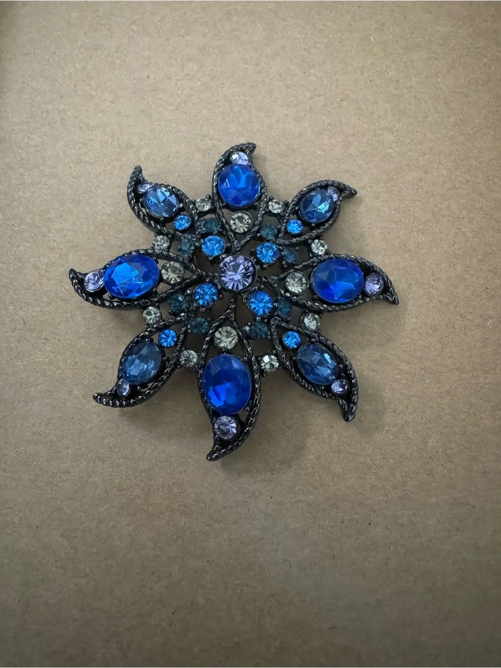 Beautiful Vintage Brooch in Pristine Condition